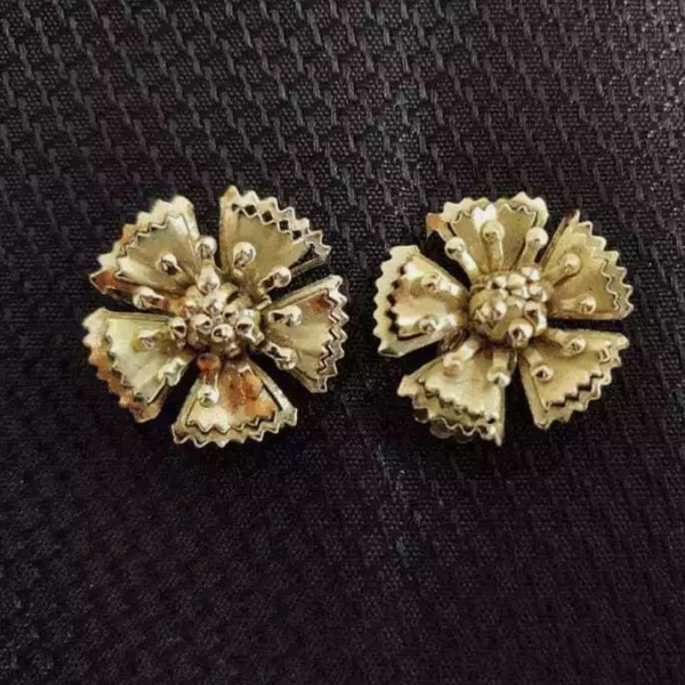 Vintage pair of gold toned metal flower clip earrings.